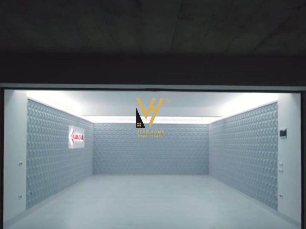 SHITET AMBIENT REKLAMIMI 86 M2 NE MISTO MAME 52.000 EURO