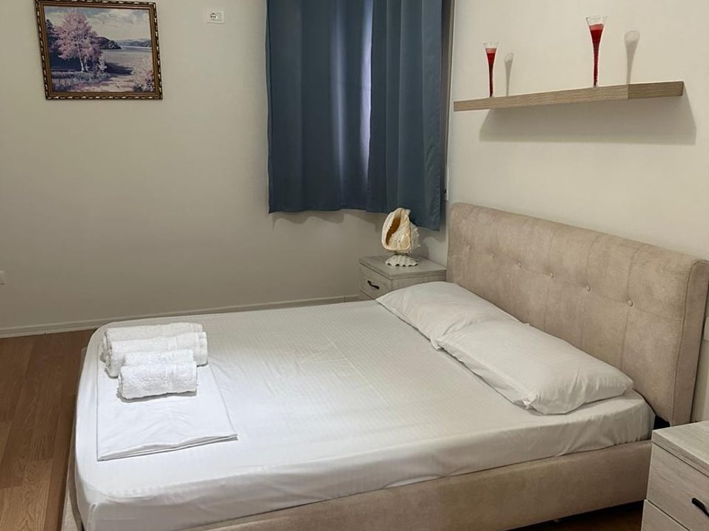 Jepet me qera Apartamenti 1+1 , Brryl perballe Maternitetit te Ri 500 mije leke 