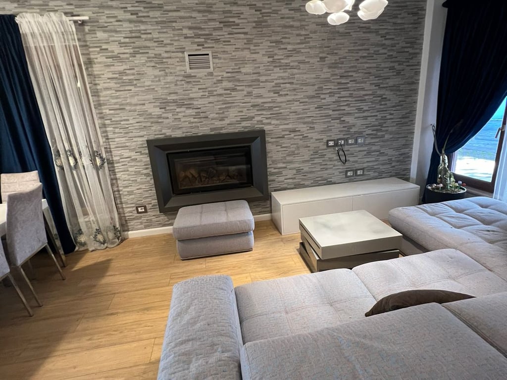 Vendesi Villa a 3 Piani a TEG 600.000 euro