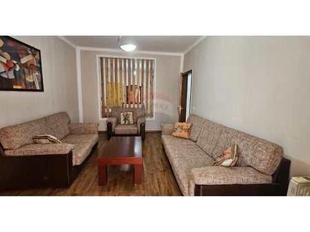 Apartament - Për Qira - Bllok