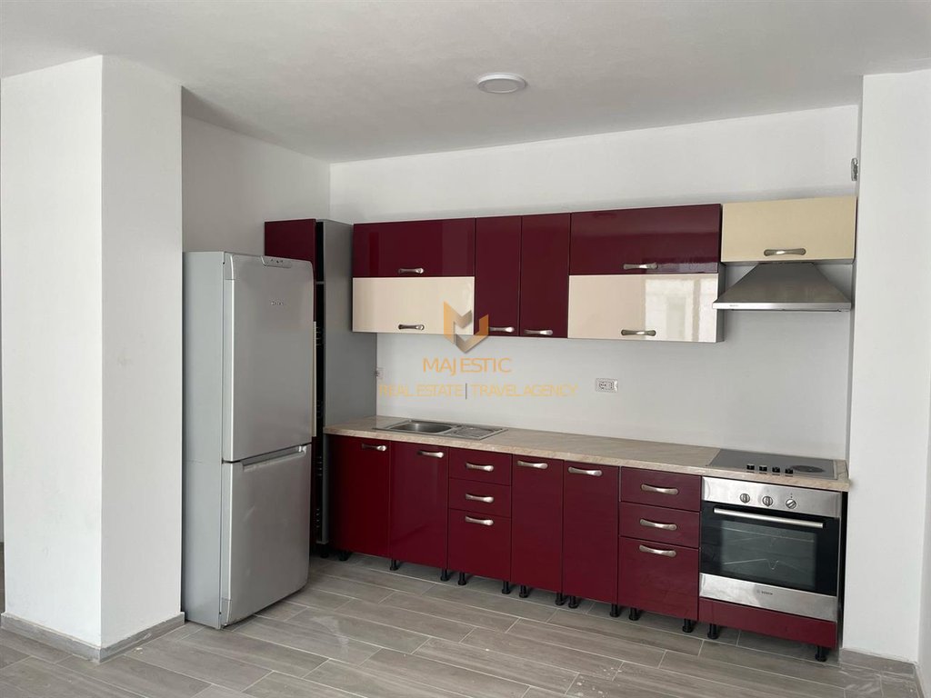Si offre appartamento 3+1 in via 5 maggio.