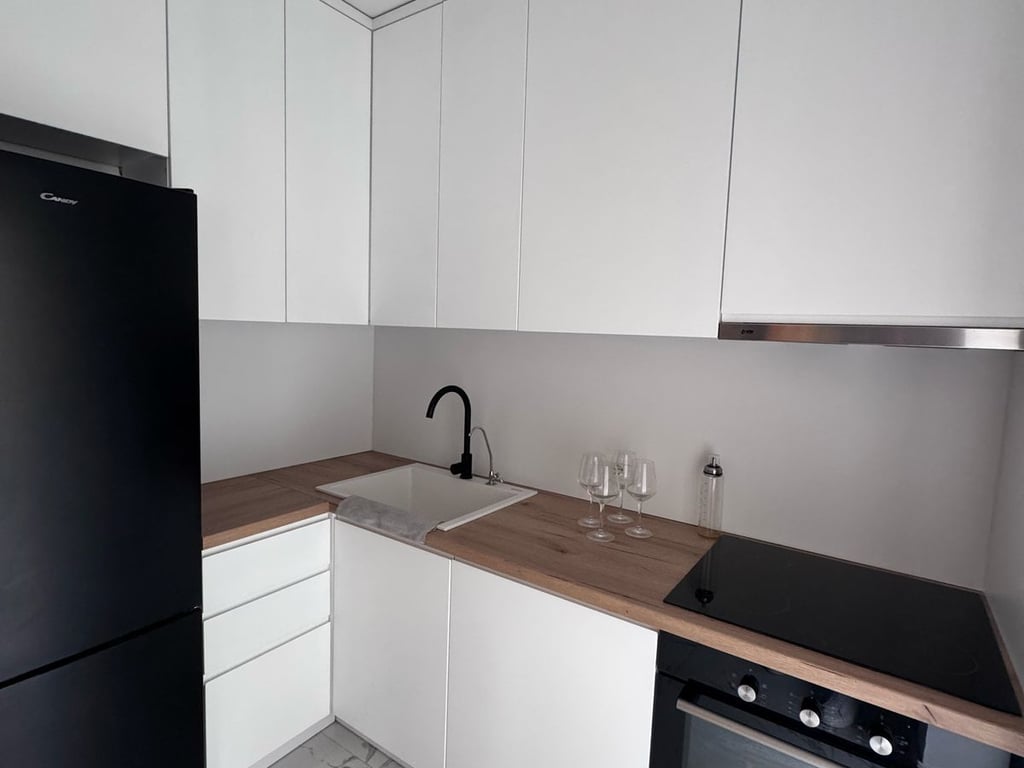 Affittasi appartamento 1+1, Oxhaku vicino alla Moschea Xhura, via Belul Hatibi, 400 mila lekë.