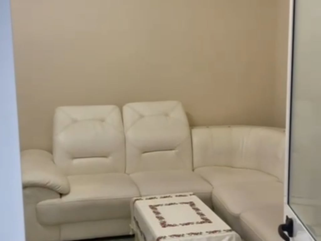 Jepet me qera hyrje 1+1,kati i pare i nje shtepie 2 kateshe te shkolla e Kuqe