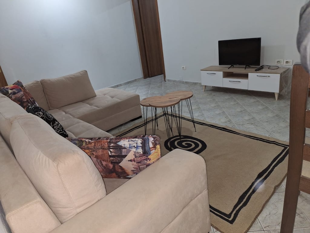 Apartment 1+1 for rent, Shkoza Roundabout, first station of the factory. Price: 350,000 lek.