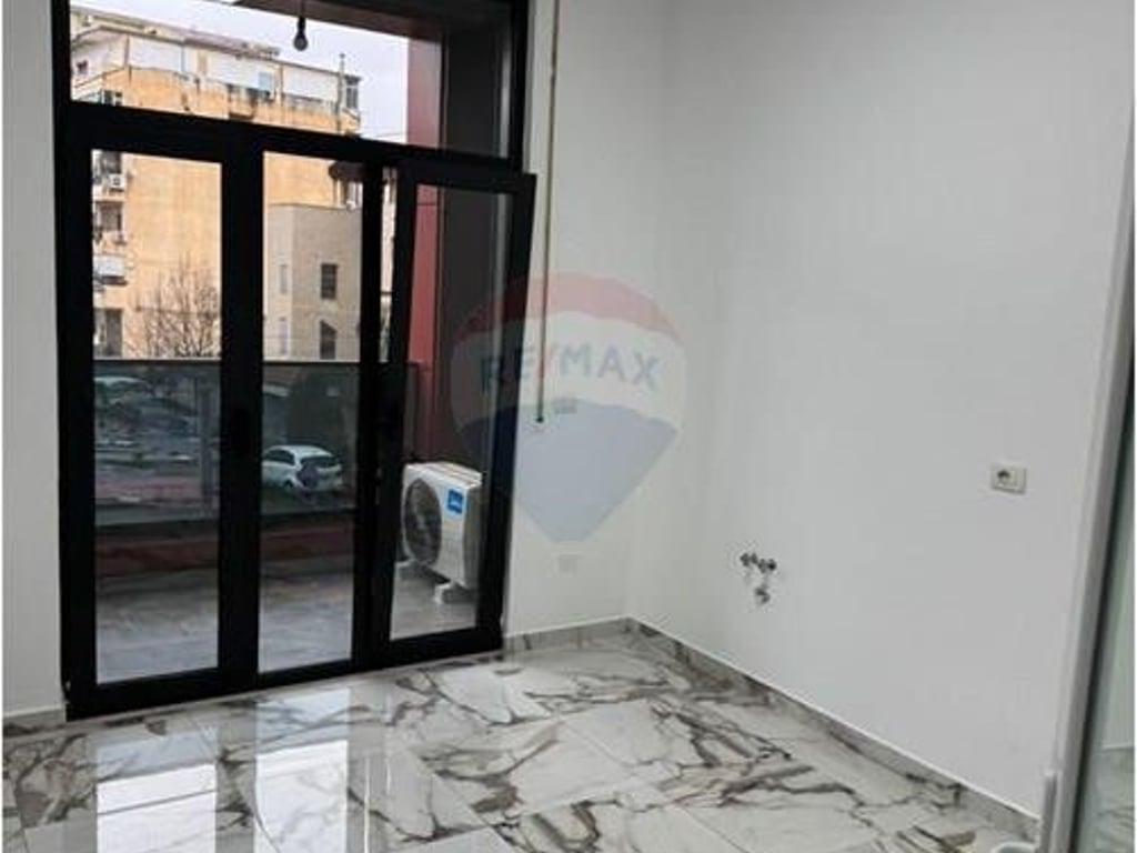 Ambient per zyra me qira ne Ali Dem 