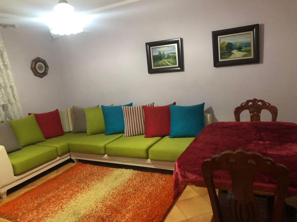 Jepet me qera apartament 3+1 ne Xhamllik!