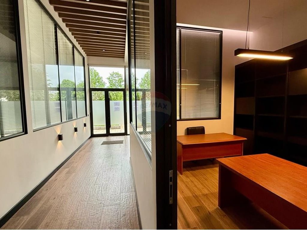 Tirane, jepet me qera ambjent biznesi , 146 m² 1.400 € (Rruga Aleksandër Moisiu)