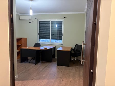 Ne zonen e Bllokut,prane Librit Universitar jepet me qera per zyra, apartament 1+1, Bosh,650 €uro(Neto)