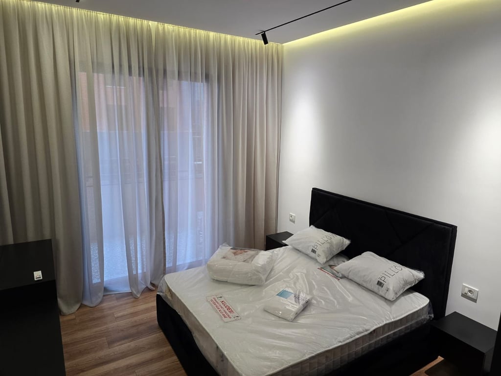 🏡 A luxurious 1+1 apartment is for rent in the Delijorgji Complex – Kavaja Street, Tirana.