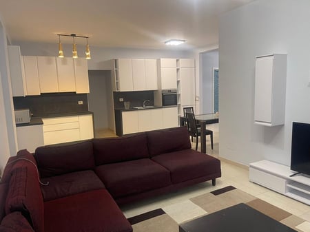 Jepet me Qera Apartament 2+1 + 2 Post Parkime në Kinostudio.
