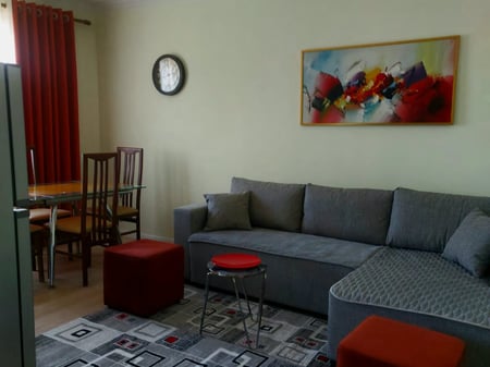 Affittasi appartamento 1+1, Ali Demi vicino alla Scuola Kushtrimi i Lirise Prezzo: 400 mila lekë