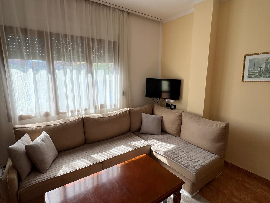 Jepet me qera Apartamenti 1+1 , Zogu i Zi prapa karburantit Er Petrol ( prapa Kompleksit Vizon Plus)  400 mije leke 