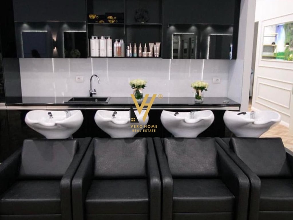 AFFITTASI NEGOZIO SALONE DI BELLEZZA IN VIA KOSOVAREVE 3.500 EURO