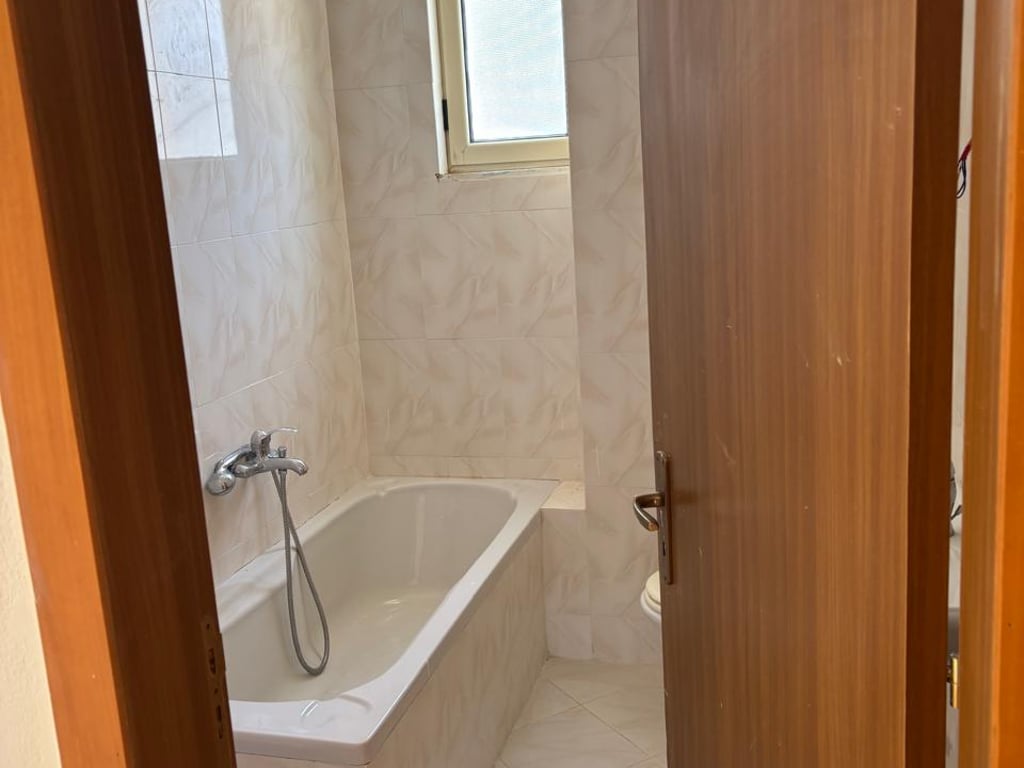 Appartamento con due camere da letto, due bagni con vista mozzafiato sul mare.
