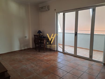 JEPET ZYRE 250 M2 ME QERA TE STADIUMI DINAMO 1.200 EURO