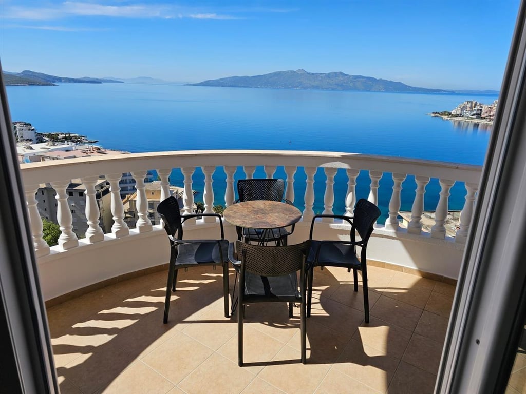 Apartment 2+1 for sale in Saranda with a sea view.