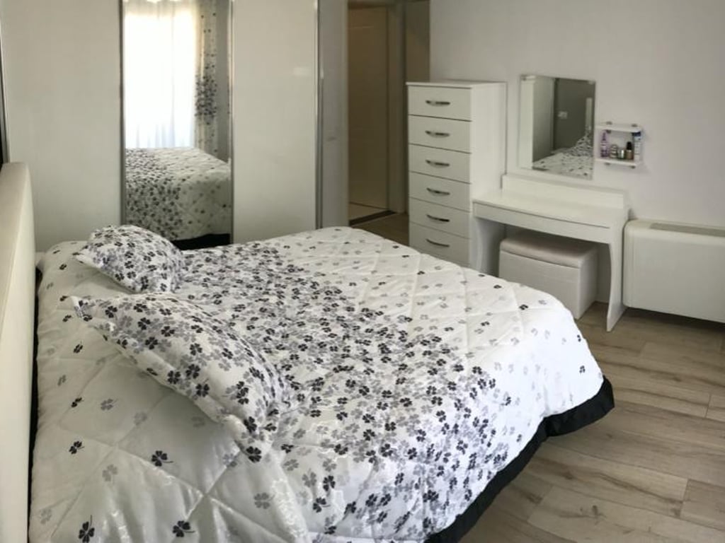 Apartament 2+1+2. Ndërtes e re. Në detaj e mobiluar.