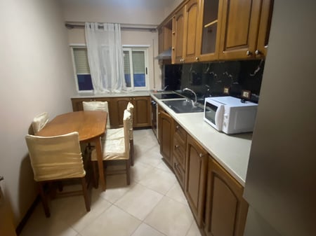 2+1, arredato, in Ali Dem, prezzo 450 euro.