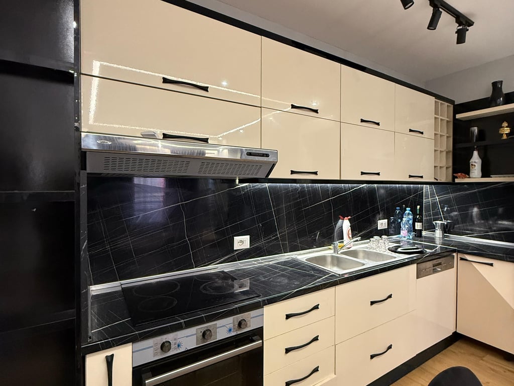 Affittasi appartamento 1+1 ad Arlis, vicino alla Farmacia n. 10 in Via di Dibra.