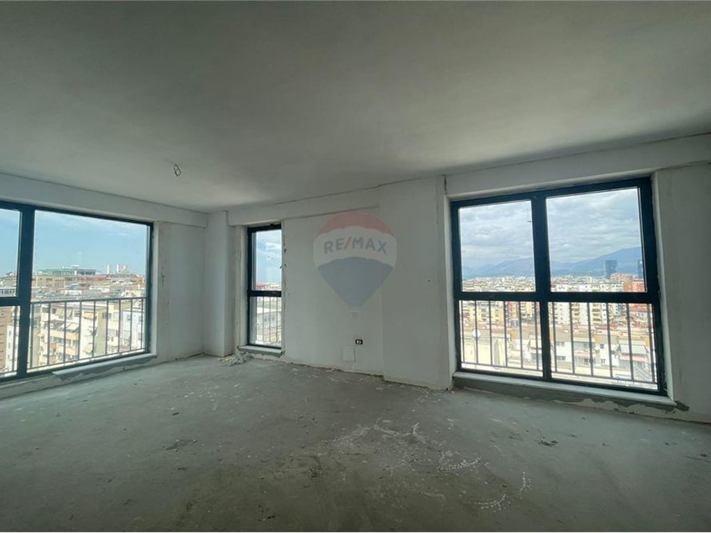 Jepet apartament 3+1+2 per zyra me qira te Komuna!