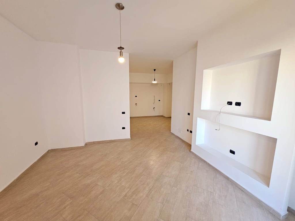 SHITET SUPER APARTAMENT 2+1+2  PRANE PALLATIT TE SPORTIT 