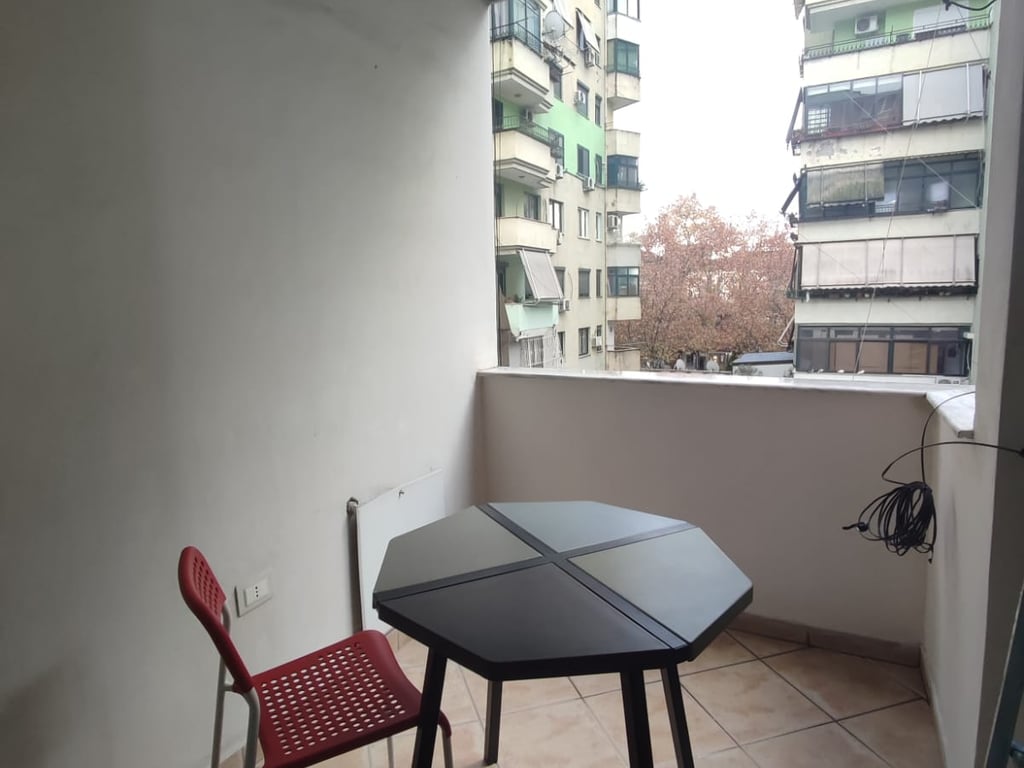 Jepet me qera apartament 2+1 ne Myslym Shyri,per zyra ose banim