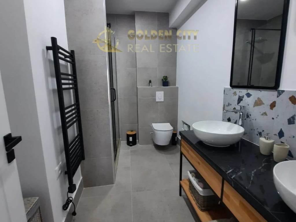 Ofrojme per qera mujore apartament Luxury 2+1 me 3 ballkone. vollga
