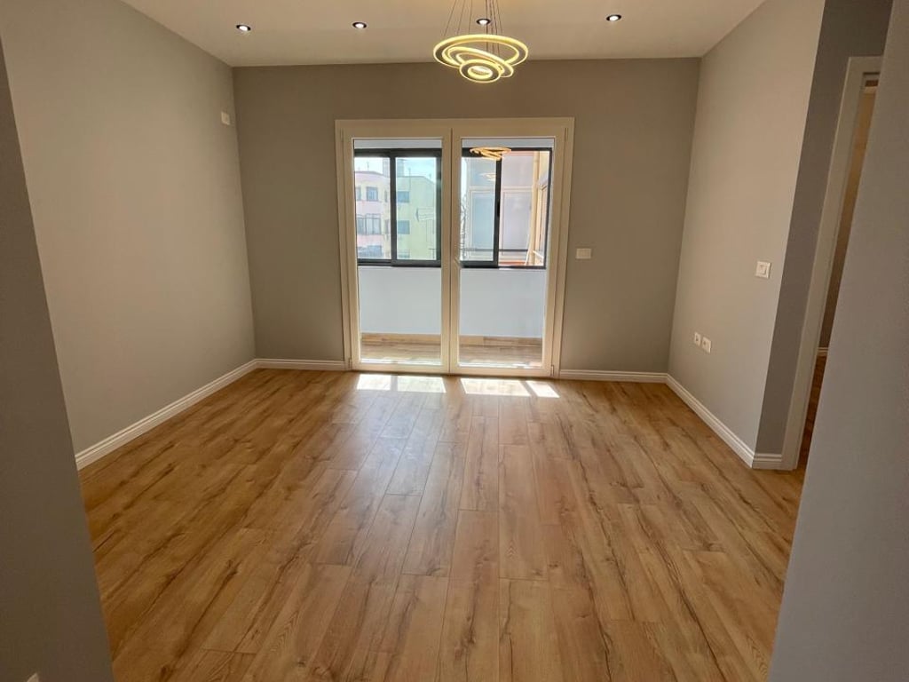 Vendesi Appartamento 1+1 Via 5 Maggio (vicino alla Scuola Tirana Jone)