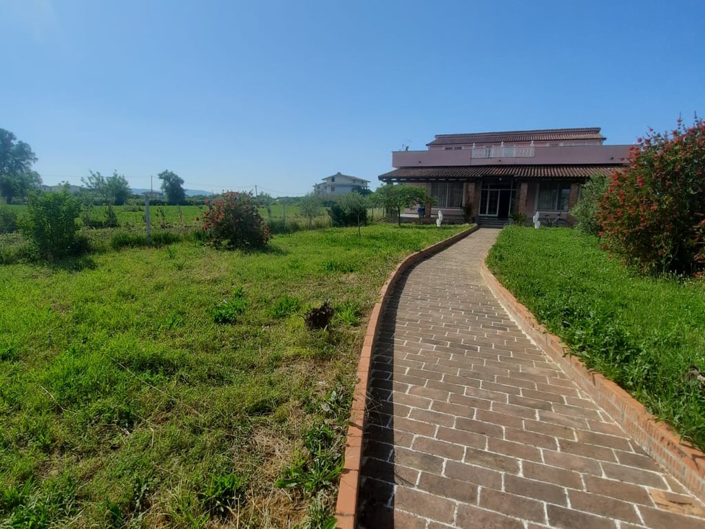 🔥Super property for sale, opportunity for agritourism🔥 Restaurant + 3500 m² of land for sale in Blerimaj, 2km from the Kavaje-Rrogozhine highway.