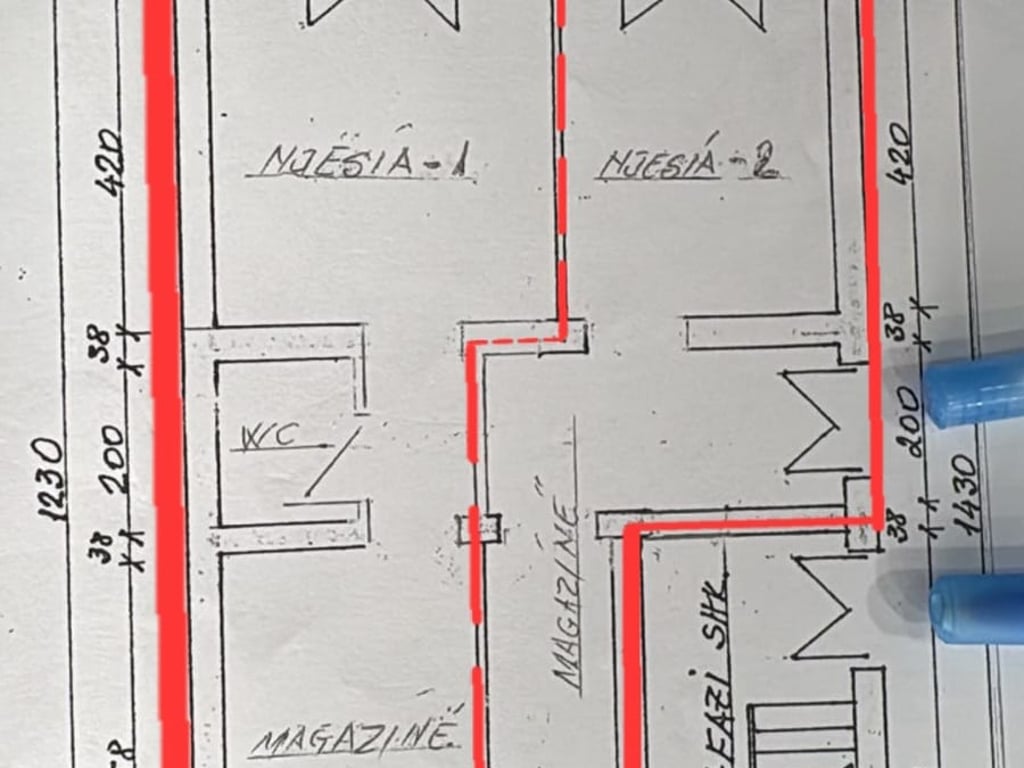 Vendesi negozio lungo la strada "Skuraj", Kavajë.