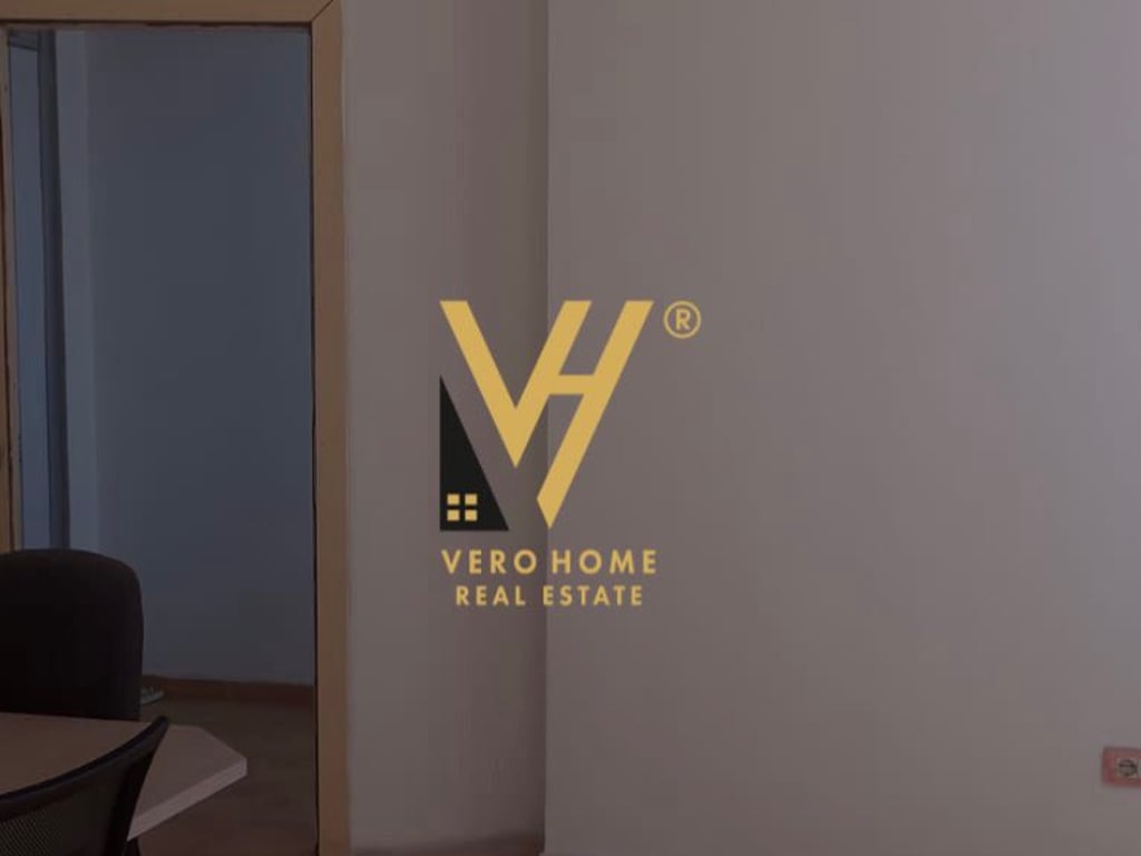 JEPET AMBIENT BIZNESI 40 M2 ME QERA NE XHAMLLIK 360 EURO