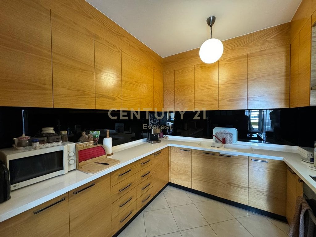 Vendesi 2+1 di fronte al Complesso Delijorgji.