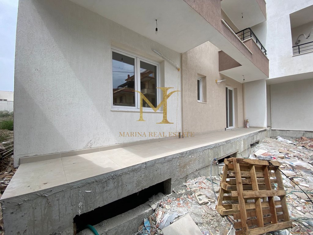 VENDESI APPARTAMENTO PRESSO IL MERCATO INDUSTRIALE A DURAZZO!!