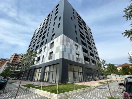 Commercial Unit Next to Emerald Center!