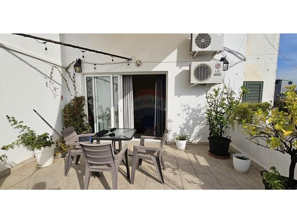 Jepet me qira penthhouse , Bllok