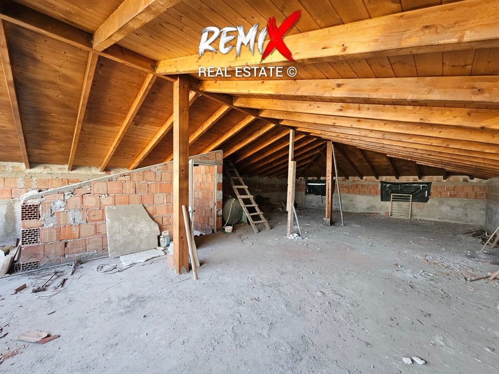 Edificio di 3 Piani in Vendita Vicino allo Stadio