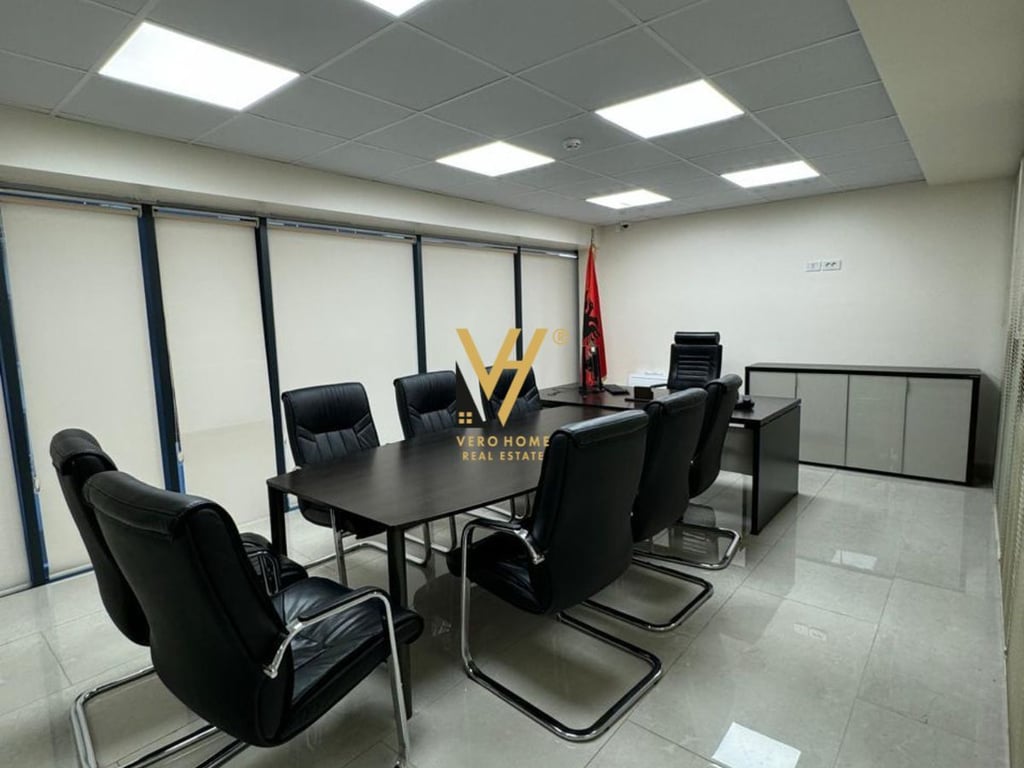 JEPET ZYRE 150M2 ME QERA TE RRUGA E ELBASANIT 1.700 EURO