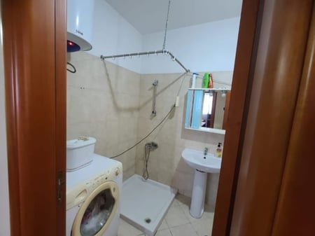 Jepet me qera Apartamenti 1+1 , Kinostudio Stacioni i fundit ( rruga Aleksander Moisiu) 400 mije leke