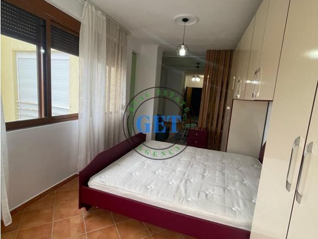 Disponojmë për shitje një Apartament 1+1 pranë Shkollës "Bajram Curri" në Plazh.