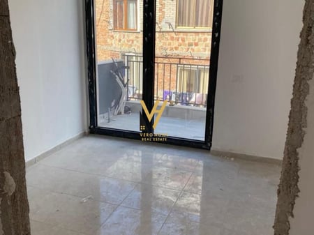 JEPET ZYRE 90 M2 ME QERA TE PAZARI I RI 800 EURO