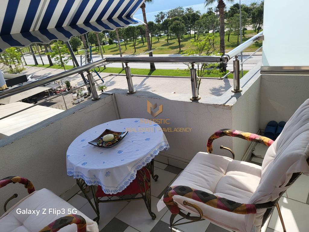 Vendesi monolocale sul lungomare con vista mare.