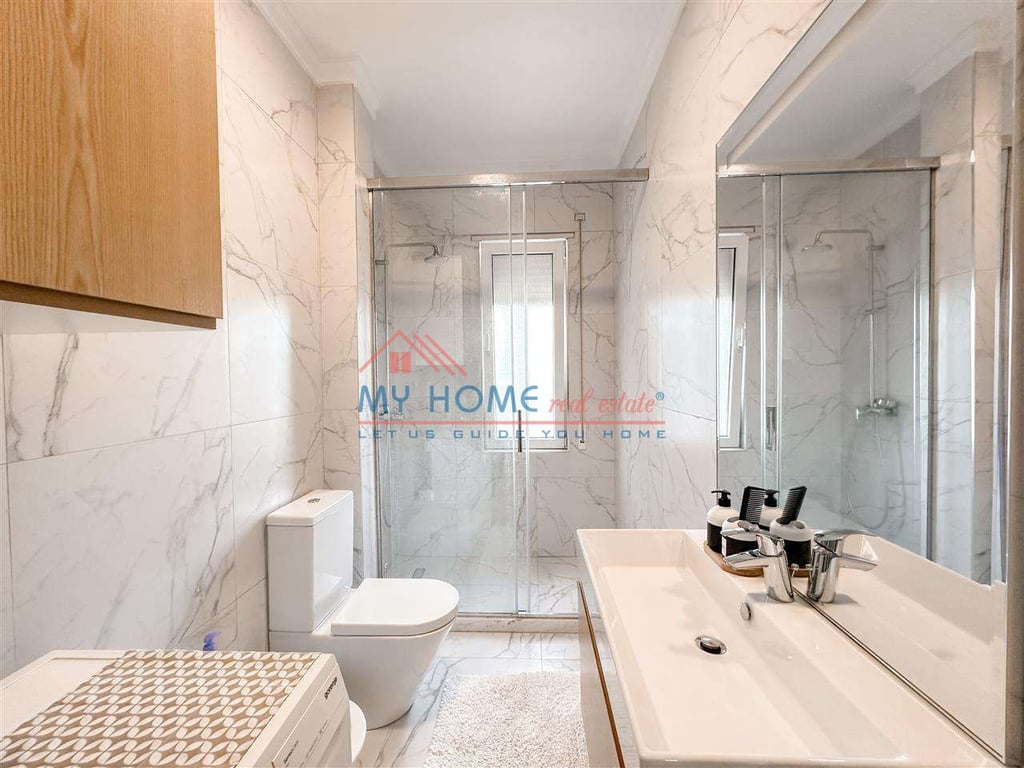 3+1 apartment with parking space for sale in Kopshti Botanik, Tirana.