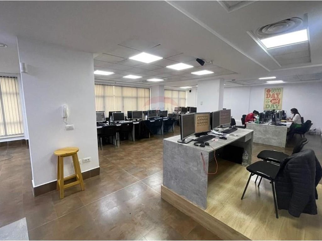 AMBIENT PER ZYRA ME QIRA TEK RRUGA E BARRIKADAVE!