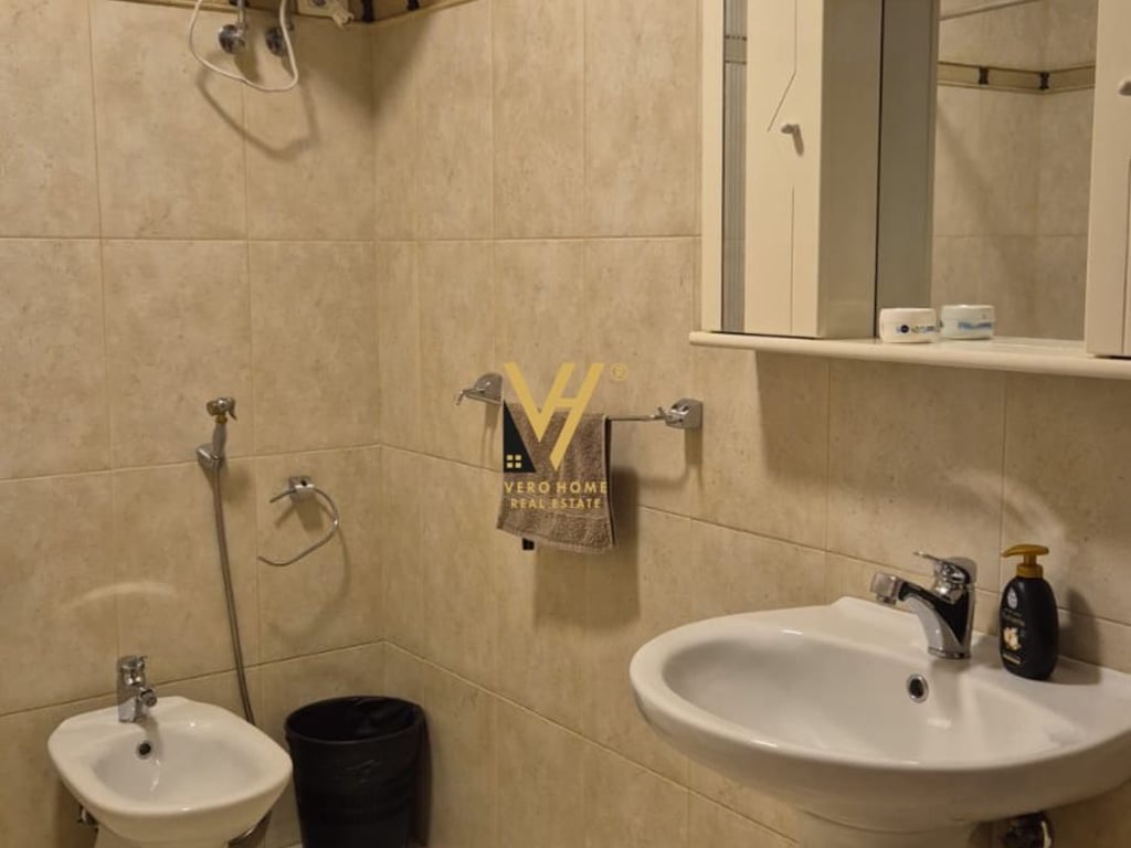 JEPET AMBIENT 140 M2 ME QERA TE RRUGA E ELBASANIT 1.600 EURO