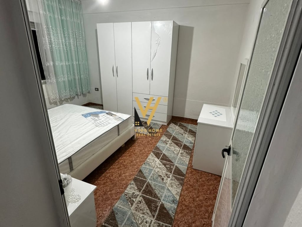 AFFITTASI IL PIANO DI UNA VILLA IN VIA HYSEN KAZAZI 40.000 LEK.