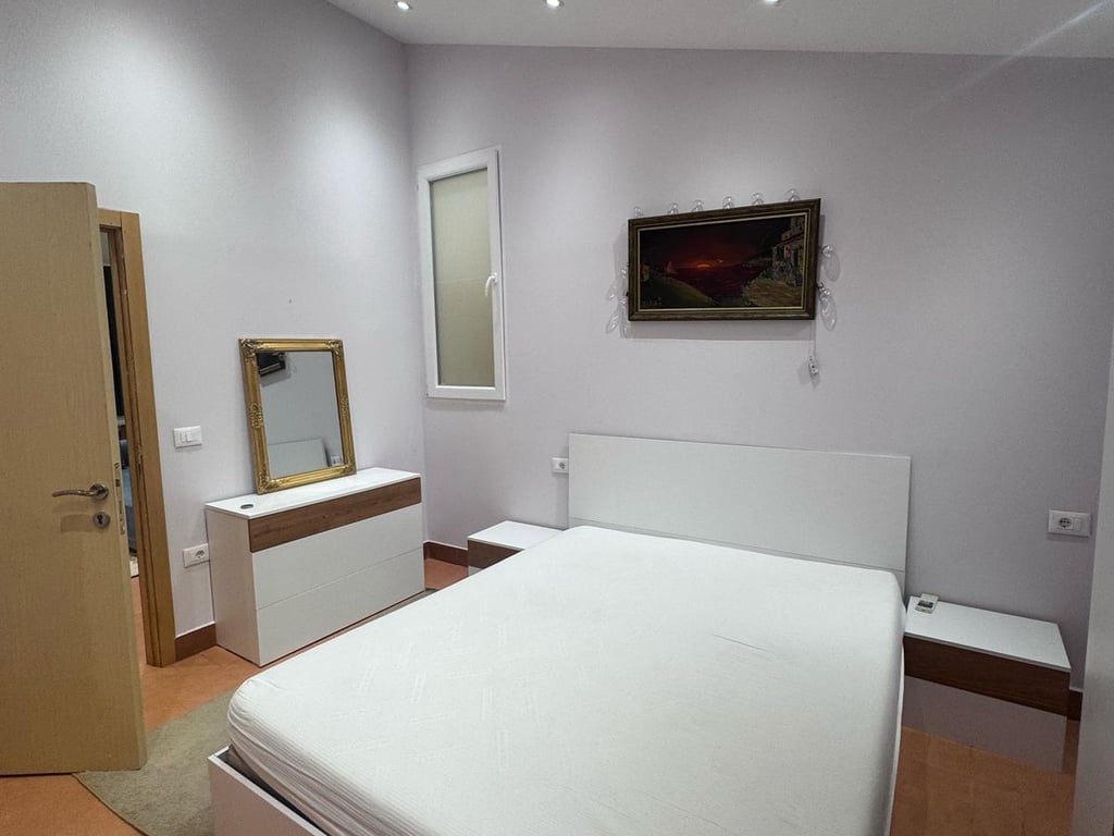 Jepet me qera Apartamenti 2+1+2+verande , Myslym Shyr prane Someg Cmimi: 650 mije leke ( ne cmim perfshihet dhe interneti i paguar per 1 vit)