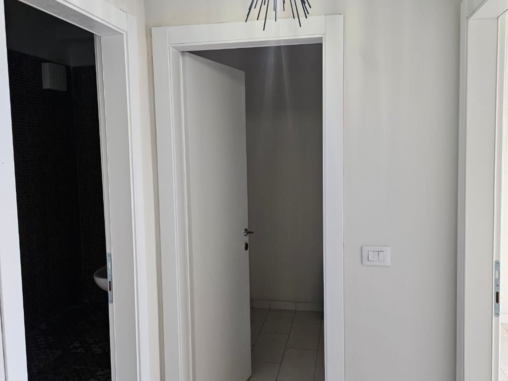 Jepet me qera Apartamenti 1+1, Yzberisht tek Golden Park  Cmimi: 500€uro