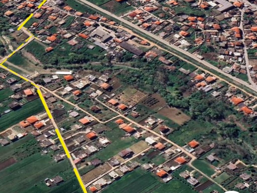 Çete, Shitet truall per vile 4 min nga qendra Kavaje, afer rruges Çetes.