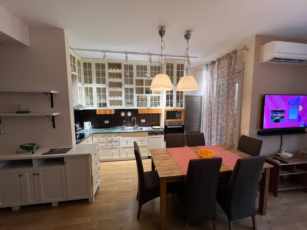 Apartament 2+1+2 me qira tek Komuna e Parisit, Prane Qendres Kristal