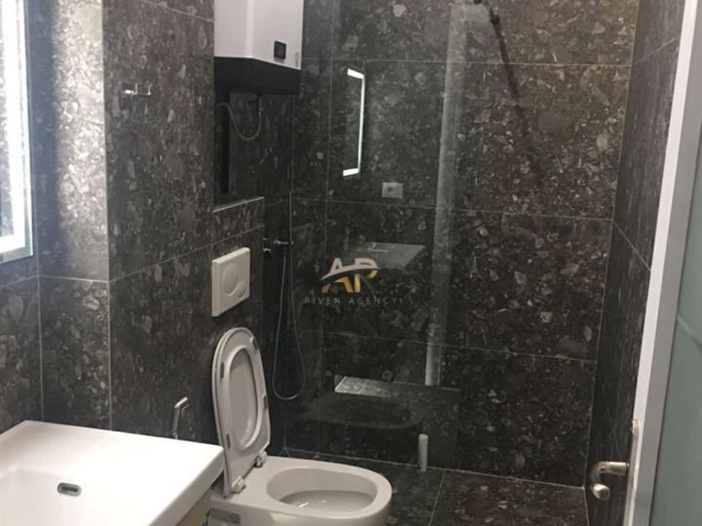 Affittasi appartamento 1+1 presso la Comune di Parigi.